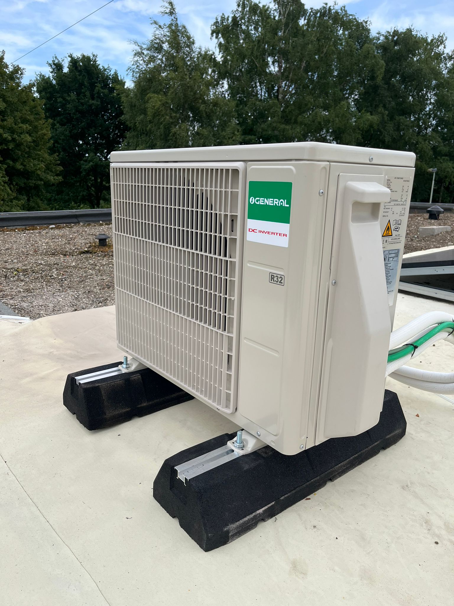 Installatie airco unit buiten